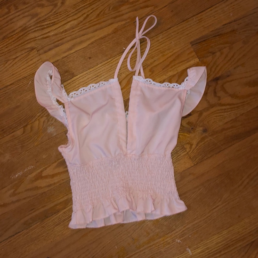 Cute light pink top!